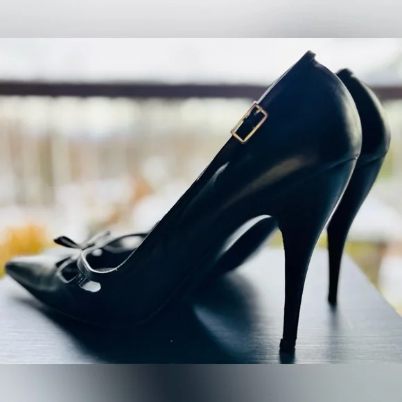 Vintage Dolce & Gabbana (D&G) Pointed Toe Heels
EU 40 | US 10
Made in Italy - Picture 5 of 9